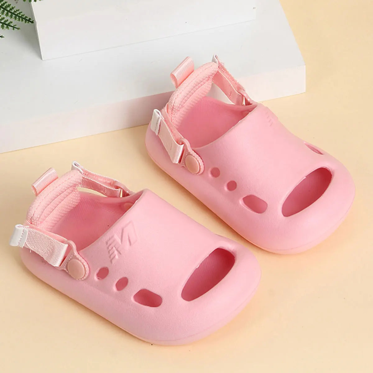 Children's sandals, boys' and girls' slippers, fashionable outdoor shoes, walking shoes, hiking shoes, anti slip beach shoes